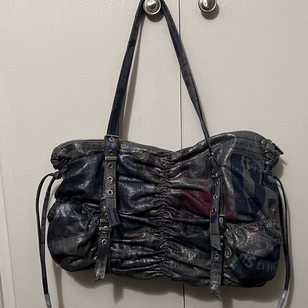 Women's Ruched Metallic Navy Shoulder Bag
NEW UNUSED. didn’t come with tags.